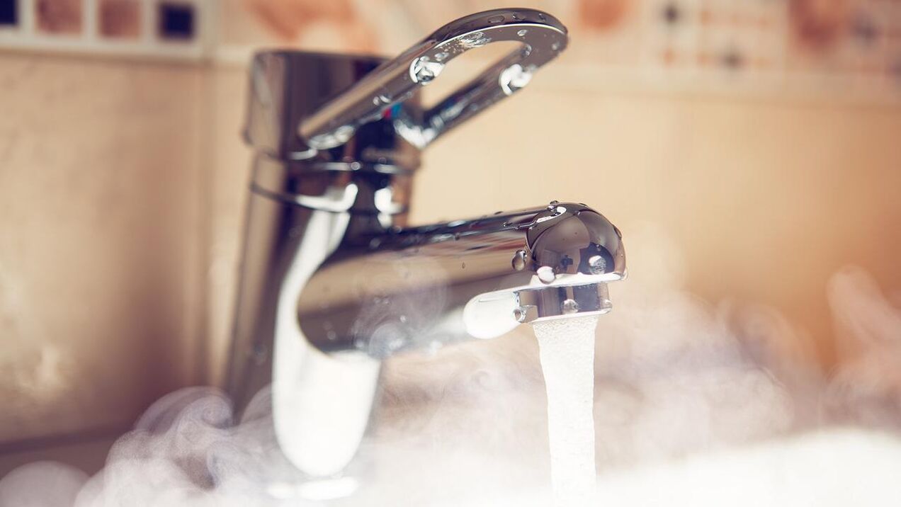 Heißwasserhahn, um den Penis vor der Vergrößerung mit Soda zu bedampfen