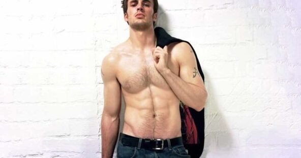 brutaler Mann mit vergrößertem Penis