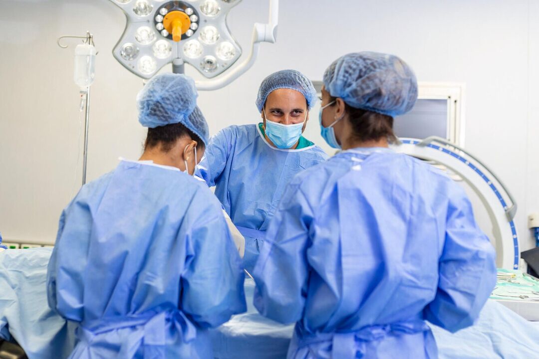 Plastische Chirurgen führen eine Operation durch, um den Penis eines Mannes zu vergrößern
